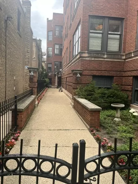 3556 N Pine Grove Ave #2, Chicago, IL 60657