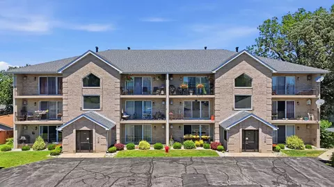 8836 Amelia Ct #1A, Justice, IL 60458
