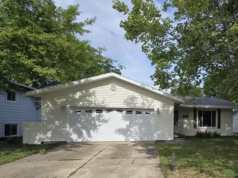 2016 Juniper Ln, Bloomington, IL 61701