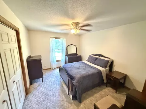 Bedroom - 1095 E Base Line Rd, Centralia, IL 62801 photo 3 of 6
