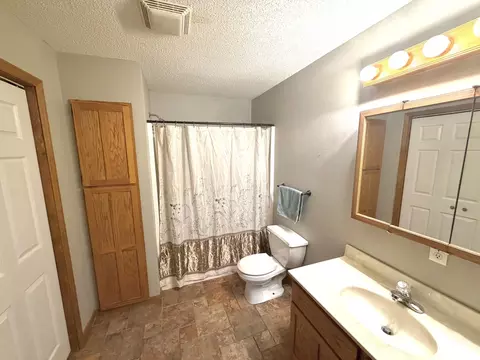 Bath - 1095 E Base Line Rd, Centralia, IL 62801 photo 2 of 3