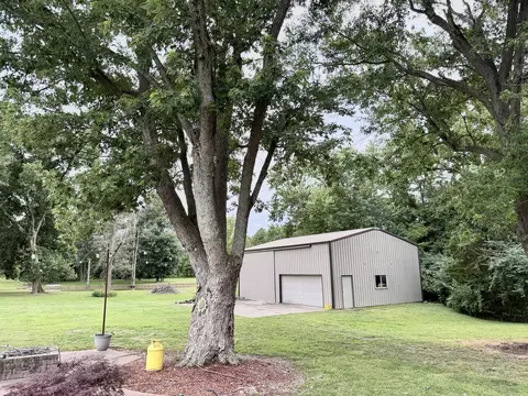 Exterior - 1095 E Base Line Rd, Centralia, IL 62801 photo 5 of 5