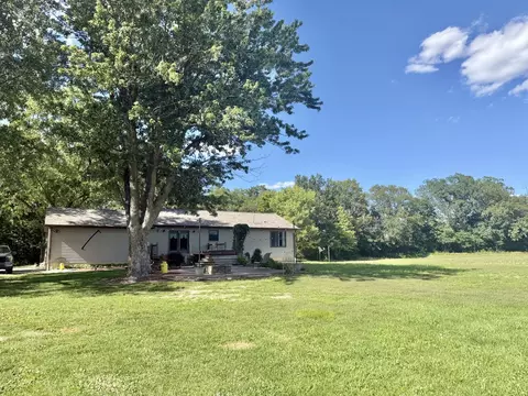 Exterior - 1095 E Base Line Rd, Centralia, IL 62801 photo 2 of 5
