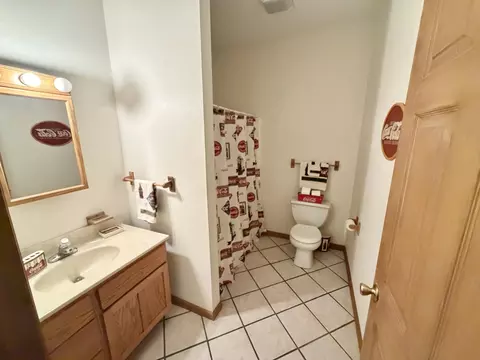 Bath - 1095 E Base Line Rd, Centralia, IL 62801 photo 3 of 3