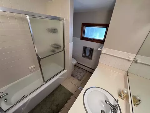 Bath - 616 Seneca Dr, Aurora, IL 60506 photo 2 of 4