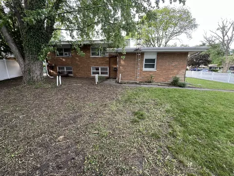 Exterior - 616 Seneca Dr, Aurora, IL 60506 photo 6 of 7