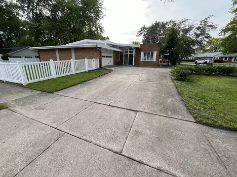 Exterior - 616 Seneca Dr, Aurora, IL 60506 photo 4 of 7