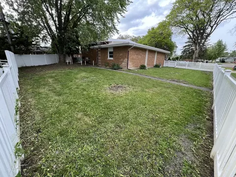 Exterior - 616 Seneca Dr, Aurora, IL 60506 photo 7 of 7