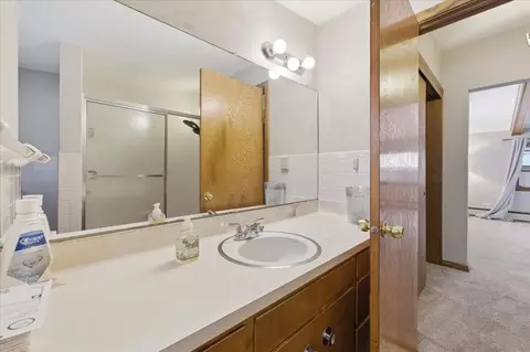 Bath - 616 Seneca Dr, Aurora, IL 60506 photo 3 of 4