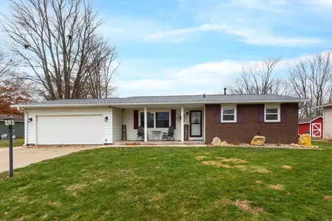 121 Park Lane Cir, Eldridge, IA 52748