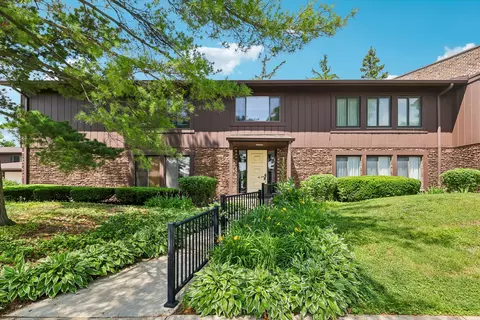 1320 Cass Ln W #201, Westmont, IL 60559