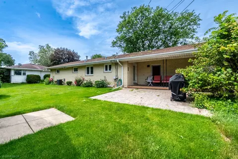 Exterior - 835 Scott Dr, Elgin, IL 60123 photo 2 of 8