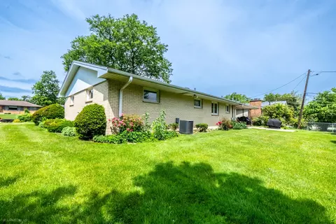 Exterior - 835 Scott Dr, Elgin, IL 60123 photo 5 of 8