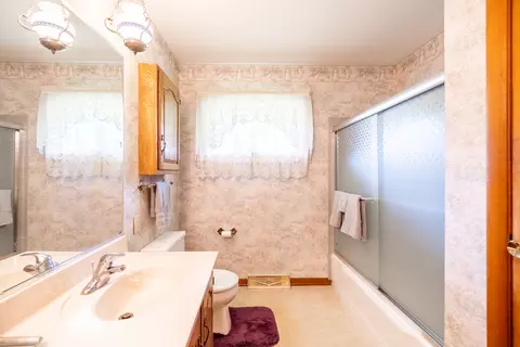 Bath - 835 Scott Dr, Elgin, IL 60123 photo 1 of 4