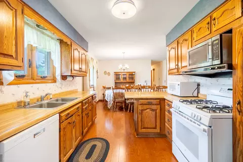 Kitchen - 835 Scott Dr, Elgin, IL 60123 photo 4 of 5