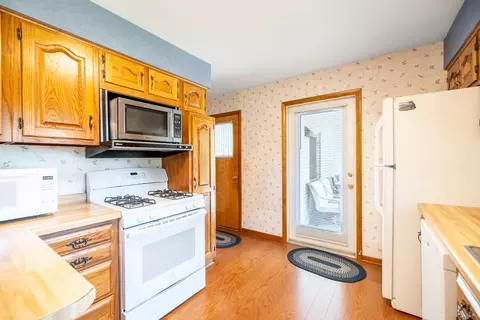 Kitchen - 835 Scott Dr, Elgin, IL 60123 photo 2 of 5