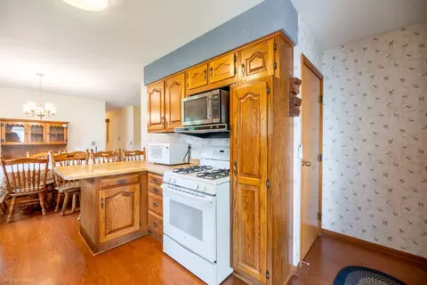 Kitchen - 835 Scott Dr, Elgin, IL 60123 photo 3 of 5