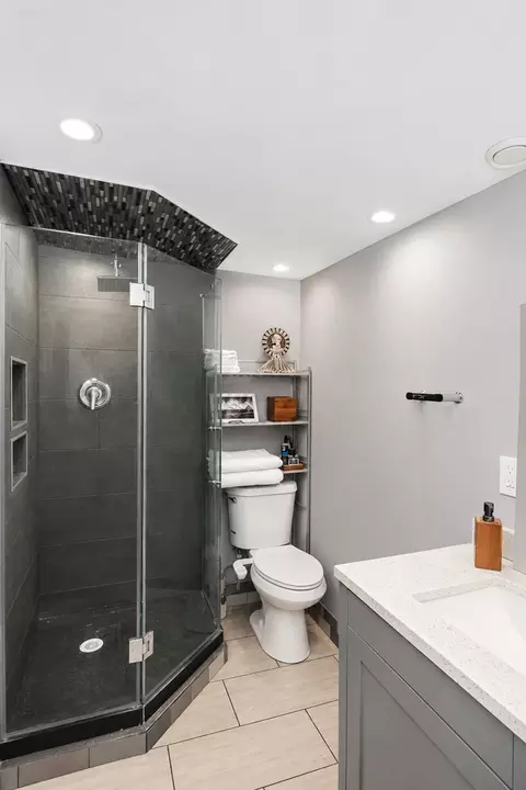 Bath - 470 Nicole Dr #2-D, Bartlett, IL 60103 photo 6 of 7