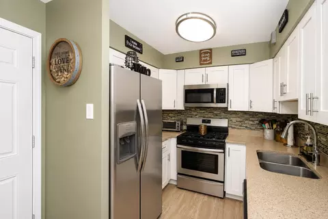 Kitchen - 470 Nicole Dr #2-D, Bartlett, IL 60103 photo 3 of 4