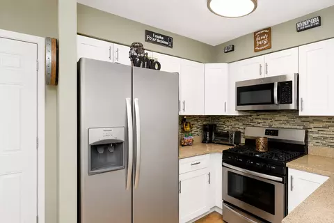 Kitchen - 470 Nicole Dr #2-D, Bartlett, IL 60103 photo 2 of 4