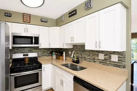 Kitchen - 470 Nicole Dr #2-D, Bartlett, IL 60103 photo 4 of 4