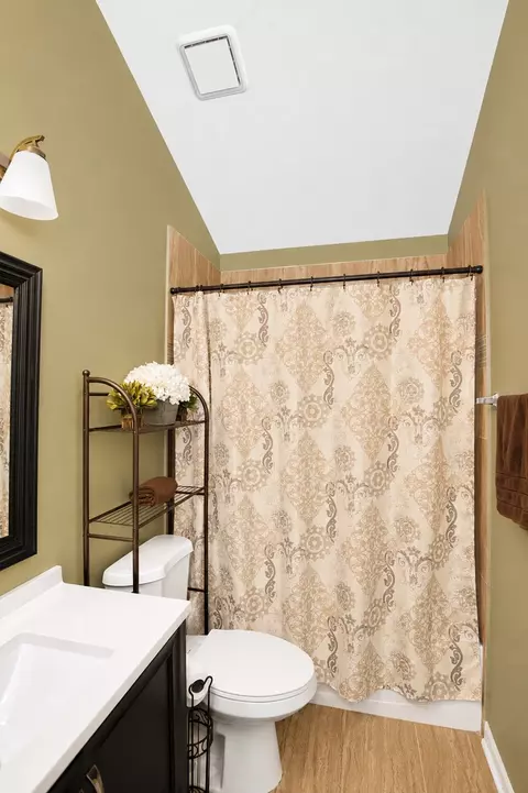 Bath - 470 Nicole Dr #2-D, Bartlett, IL 60103 photo 4 of 7