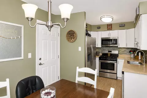 Kitchen - 470 Nicole Dr #2-D, Bartlett, IL 60103 photo 1 of 4