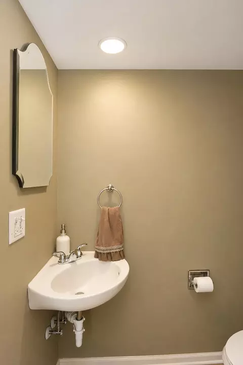 Bath - 470 Nicole Dr #2-D, Bartlett, IL 60103 photo 1 of 7
