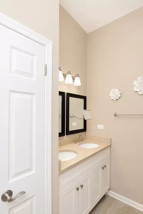 Bath - 470 Nicole Dr #2-D, Bartlett, IL 60103 photo 2 of 7