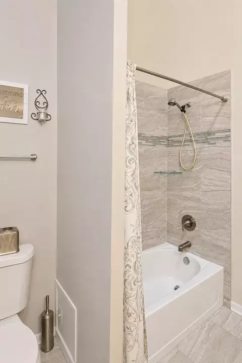 Bath - 470 Nicole Dr #2-D, Bartlett, IL 60103 photo 3 of 7