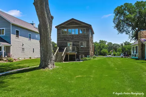 106 Country Club Dr, Mchenry, IL 60050