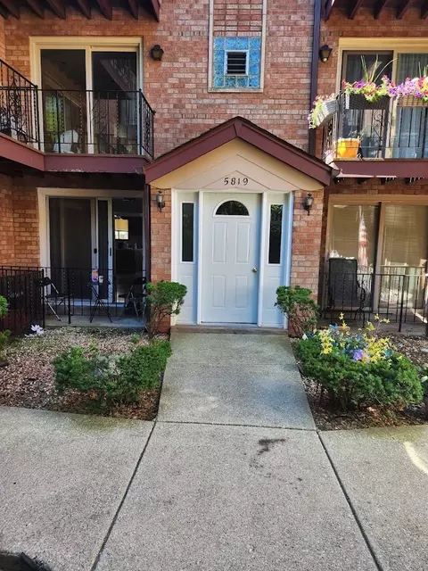 5819 W Higgins Ave #1D, Chicago, IL 60630