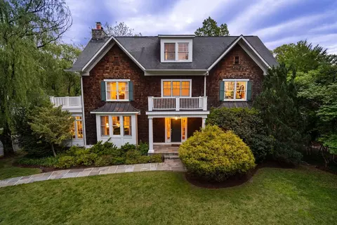 7032 Wilson Ln, Bethesda, MD 20817