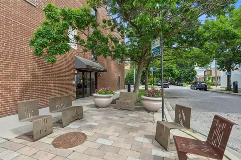 6400 N Sacramento Ave #208, Chicago, IL 60645