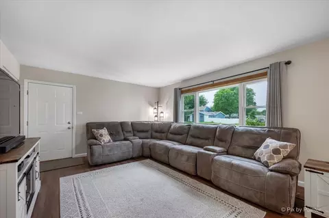 Living - 645 Morton St, Hoffman Estates, IL 60169 photo 1 of 1