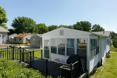 636 28th St, Bettendorf, IA 52722