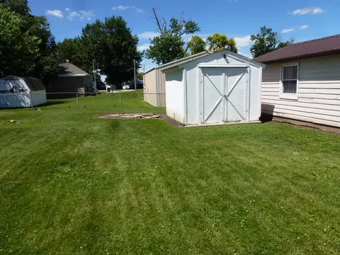 1015 E Main St, Clinton, IL 61727 photo 4