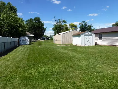 1015 E Main St, Clinton, IL 61727 photo 3