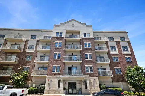 9440 S 51st Ave #211, Oak Lawn, IL 60453