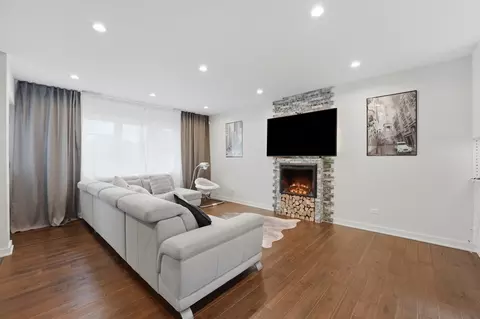 Living - 290 E Norman Ln, Wheeling, IL 60090 photo 1 of 2