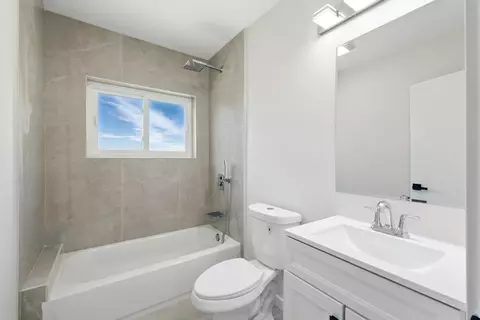 Bath - 290 E Norman Ln, Wheeling, IL 60090 photo 5 of 6