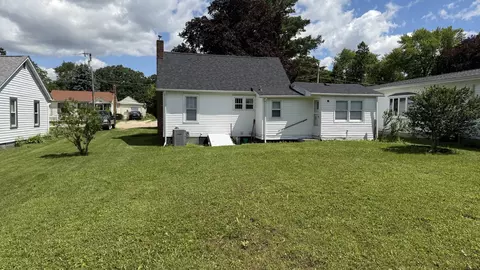 Exterior - 411 E North St, Morrison, IL 61270 photo 5 of 7