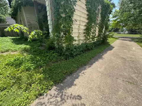Exterior - 820 N 6th St, Springfield, IL 62702 photo 3 of 22