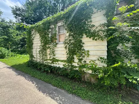 Exterior - 820 N 6th St, Springfield, IL 62702 photo 19 of 22