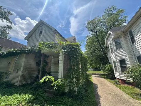 Exterior - 820 N 6th St, Springfield, IL 62702 photo 2 of 22