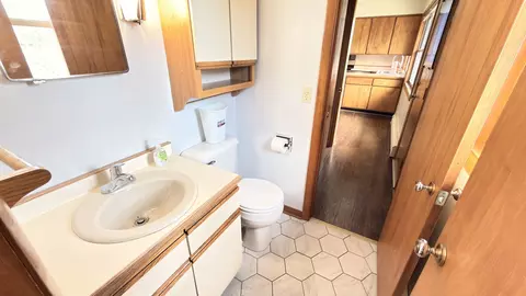 Bath - 315 Mecherle Dr, Bloomington, IL 61701 photo 2 of 6