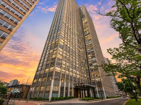 655 W Irving Park Rd #2716, Chicago, IL 60613