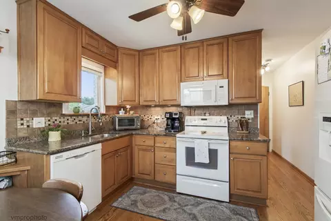 Kitchen - 511 N Maple St, Mount Prospect, IL 60056 photo 2 of 3