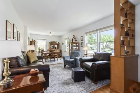 Living - 511 N Maple St, Mount Prospect, IL 60056 photo 1 of 4