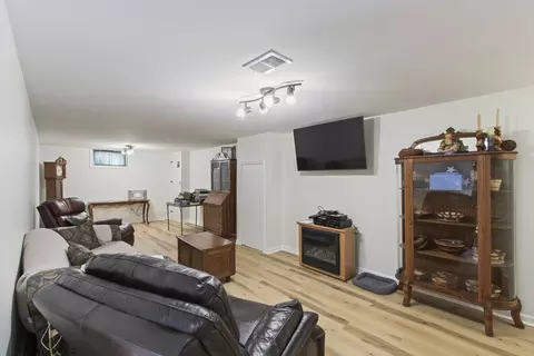 Living - 511 N Maple St, Mount Prospect, IL 60056 photo 3 of 4